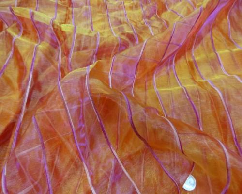 Organza brode bandes orangees reflets fushia 1 