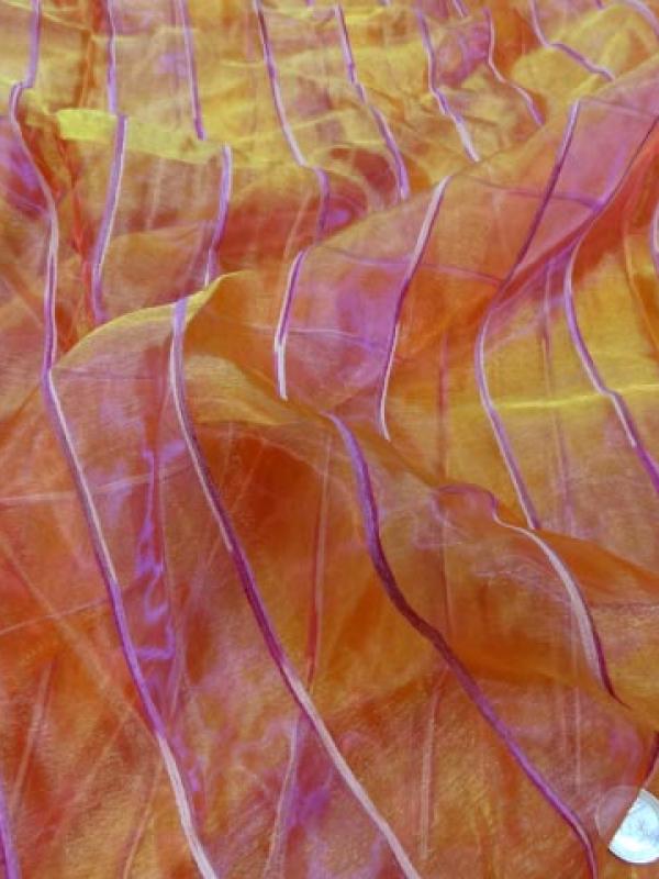Organza brode bandes orangees reflets fushia 1 
