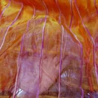 Organza brode bandes orangees reflets fushia 2 