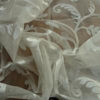 Organza de soie blanc casse brode de volutes 1 