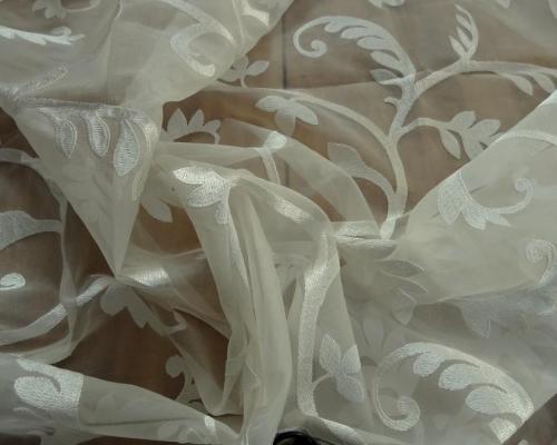 Organza de soie blanc casse brode de volutes 1 
