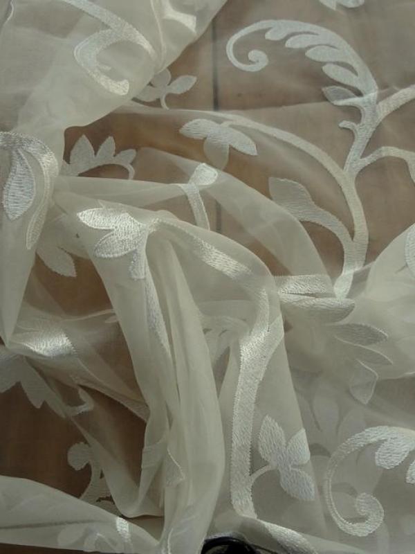 Organza de soie blanc casse brode de volutes 1 