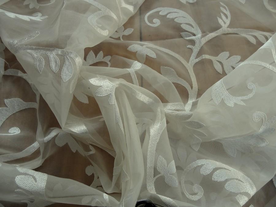 Organza de soie blanc casse brode de volutes 1