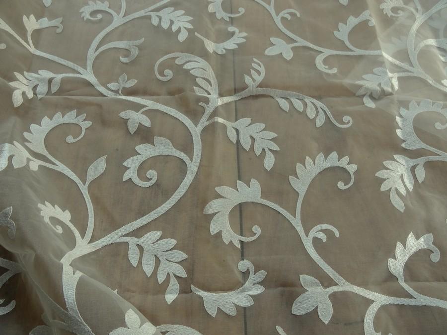 Organza de soie blanc casse brode de volutes 2