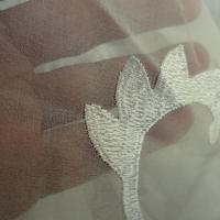 Organza de soie blanc casse brode de volutes 4 