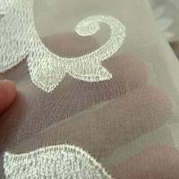 Organza de soie blanc casse brode de volutes 5 