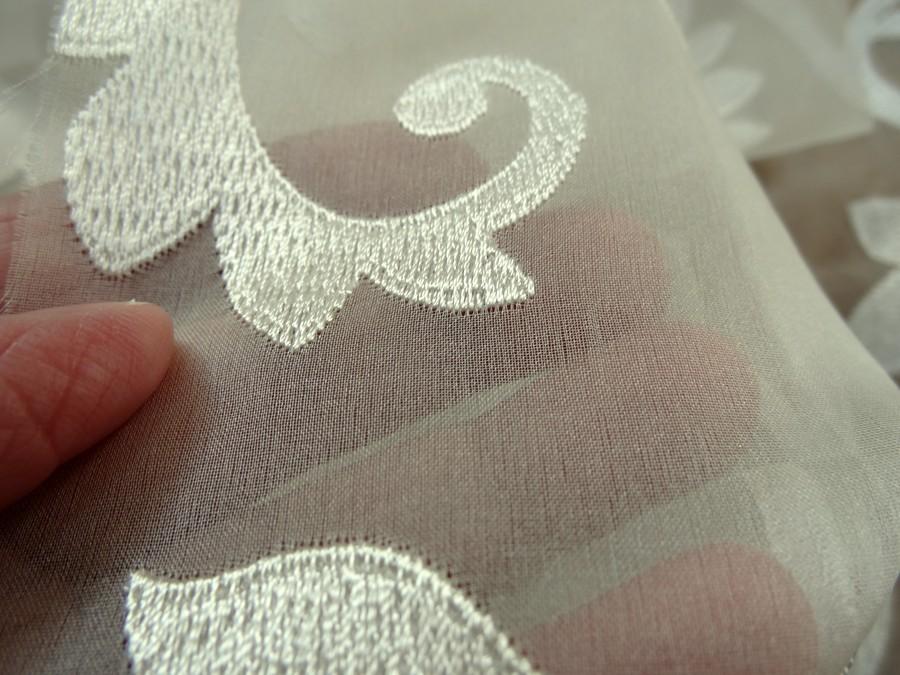 Organza de soie blanc casse brode de volutes 5