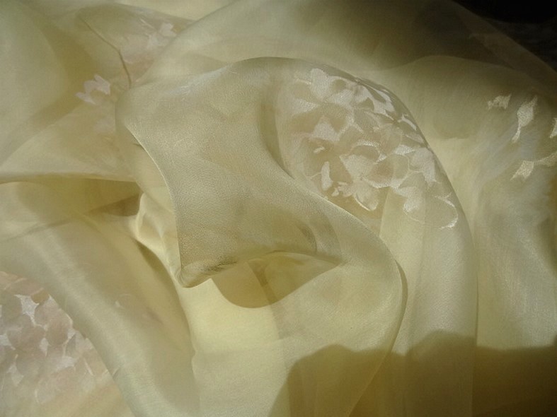 Organza de soie vanille fleurs blanches 2