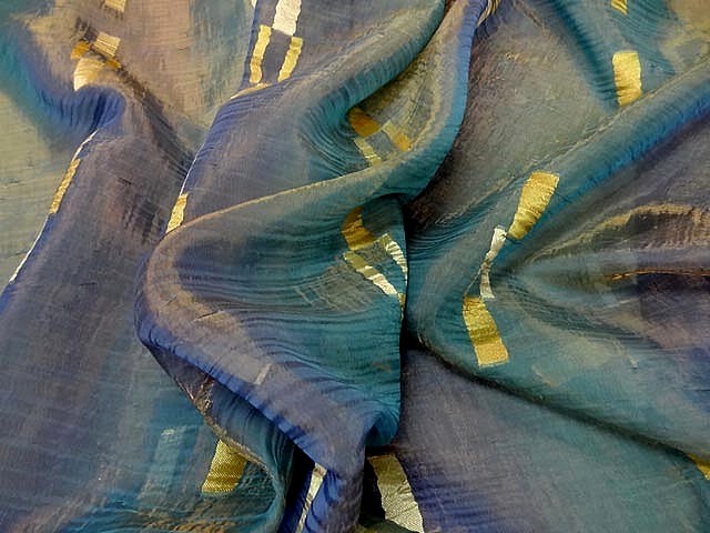 Organza degrade de bleus et chainette doree 2