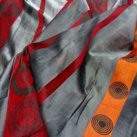 Organza gris motif frises rouge et orange 2 