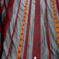 Organza gris motif frises rouge et orange 3
