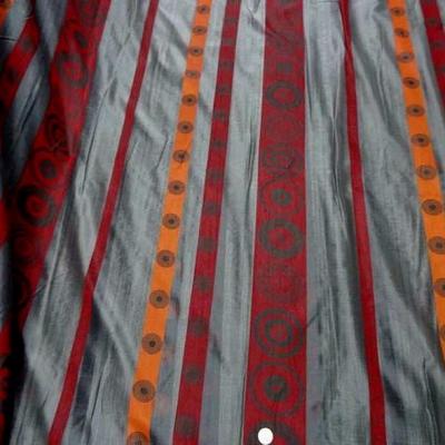 Organza gris motif frises rouge et orange 3 