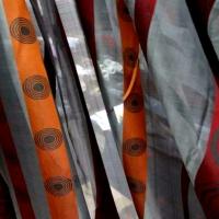 Organza gris motif frises rouge et orange 4 