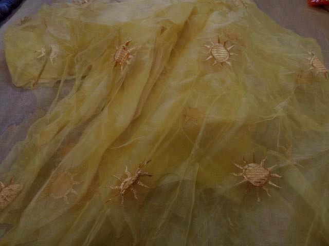 Organza jaune safran surbrode soleil 3