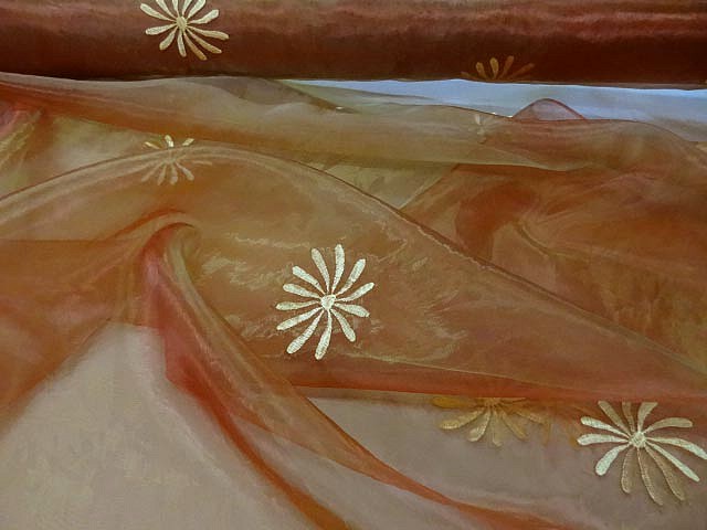 Organza jus d orange sanguine paquerette brodee or