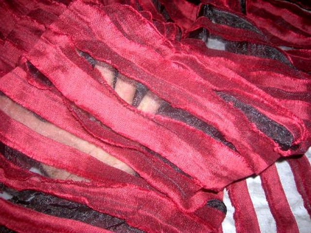 Organza noir franges lie de vin 1