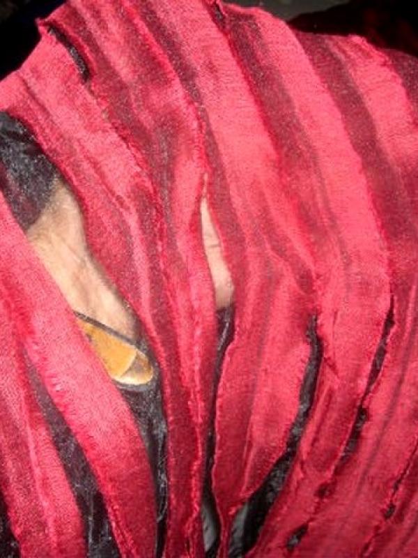 Organza noir franges lie de vin 2 