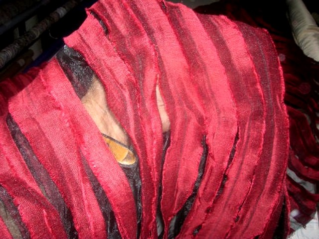 Organza noir franges lie de vin 2