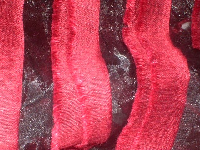 Organza noir franges lie de vin 3