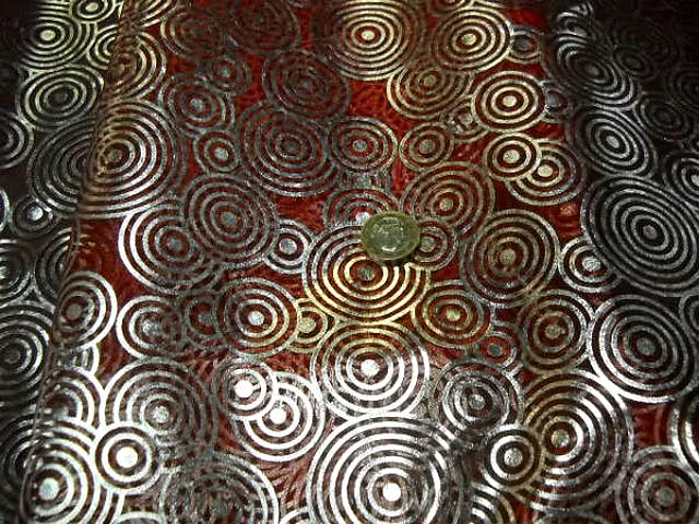 Organza rouge motifs circles metallises 1 