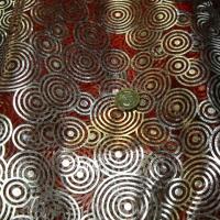 Organza rouge motifs circles metallises 1 