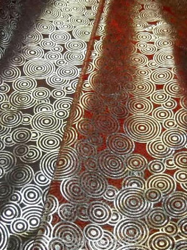 Organza rouge motifs circles metallises 3