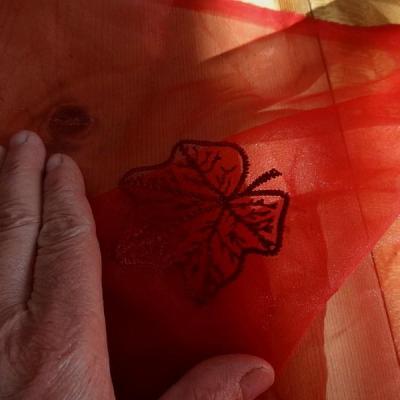 Organza rouge surbrode feuilles 1 