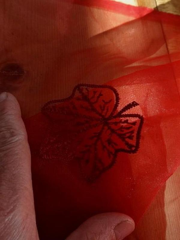 Organza rouge surbrode feuilles 1 