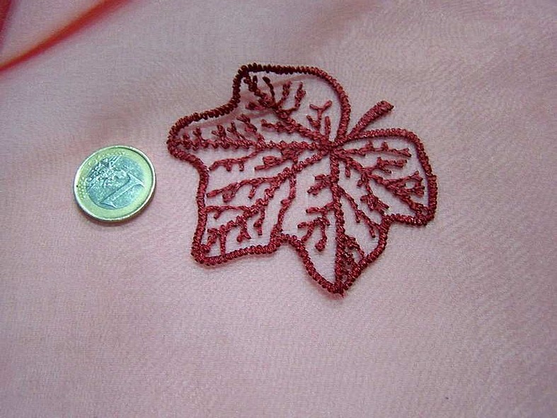 Organza rouge turc nacre brode feuillage ton sur ton 1