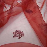 Organza rouge turc nacre brode feuillage ton sur ton 2 