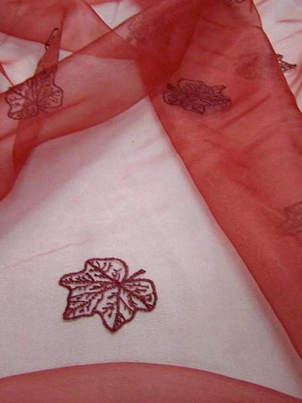 Organza rouge turc nacre brode feuillage ton sur ton 2 