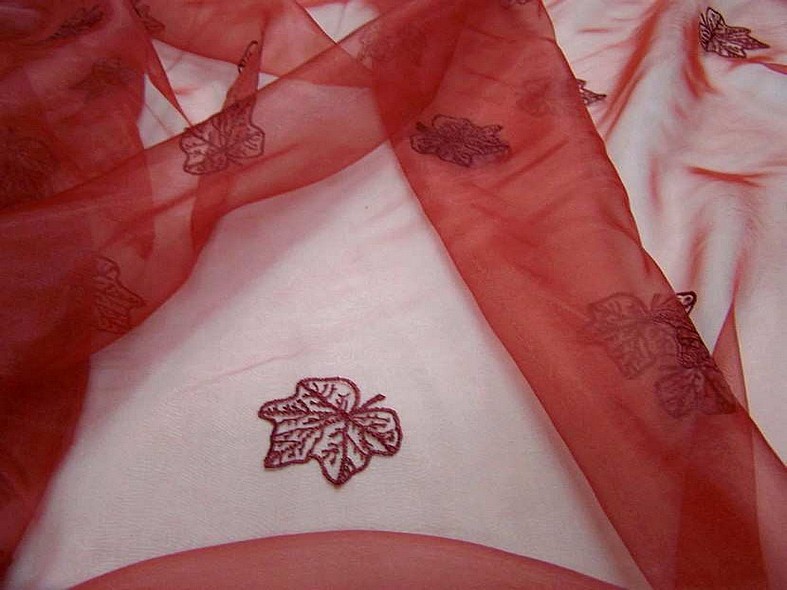 Organza rouge turc nacre brode feuillage ton sur ton 2