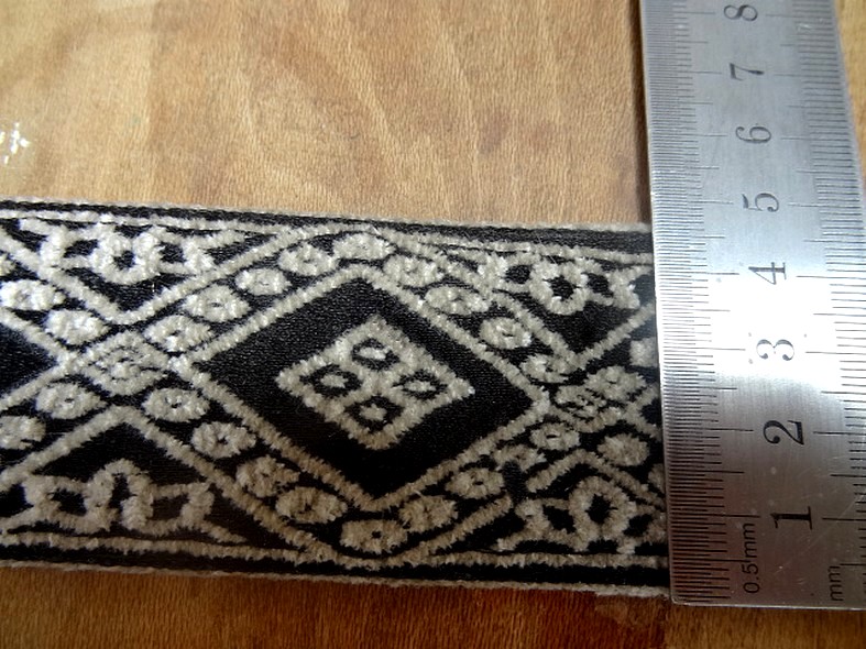 Passementerie ameublement ton noir losanges 2