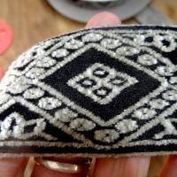 Passementerie ameublement ton noir losanges 3