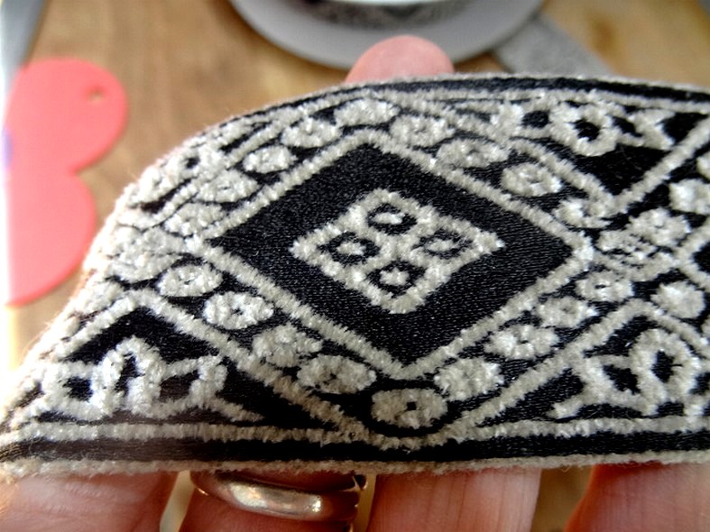 Passementerie ameublement ton noir losanges 3