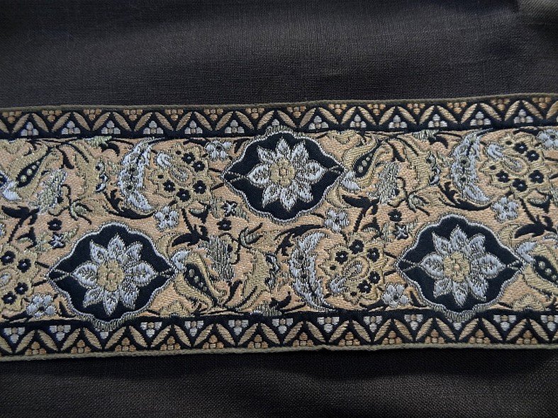 Passementerie beige noir or fleurie 1