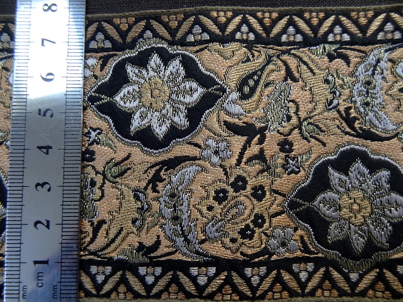 Passementerie beige noir or fleurie 2