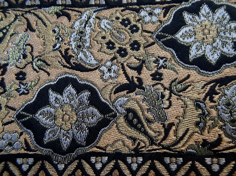 Passementerie beige noir or fleurie 3