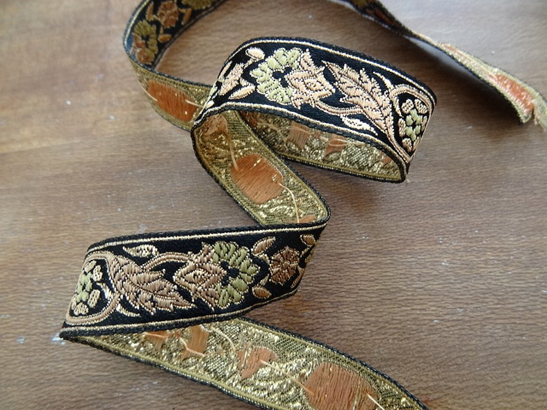 Passementerie cesar noir rose poudre et or 1