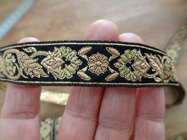 Passementerie cesar noir rose poudre et or 3