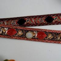 Passementerie frise cachemire or rouge noir 