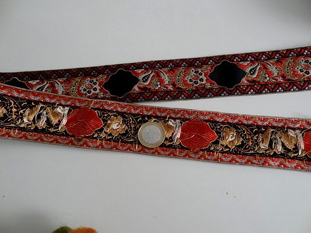 Passementerie frise cachemire or rouge noir