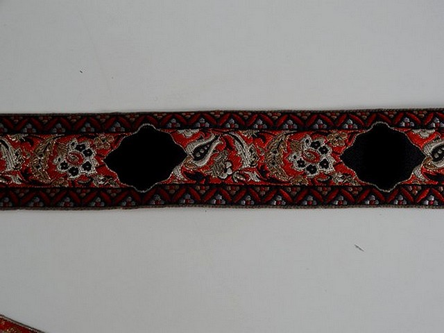 Passementerie frise cachemire or rouge noir 1