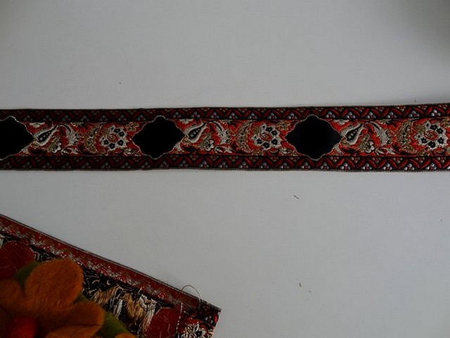 Passementerie frise cachemire or rouge noir 2