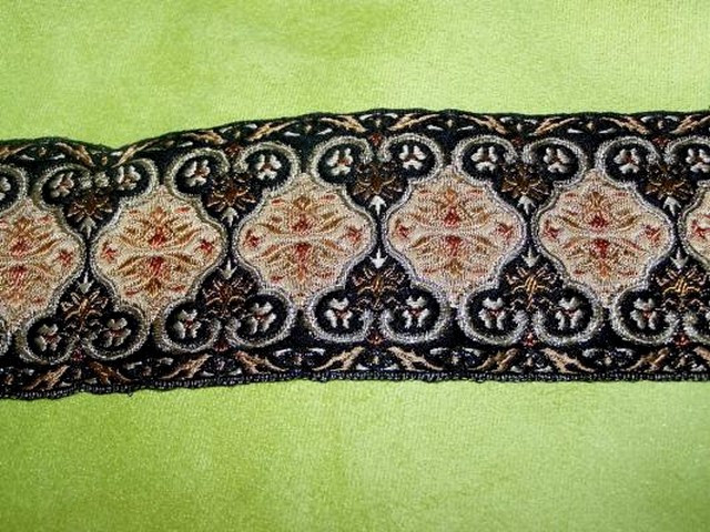 Passementerie soie noire fils vieil or 2