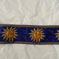 Passementerie soleil personnifie fond bleu 1