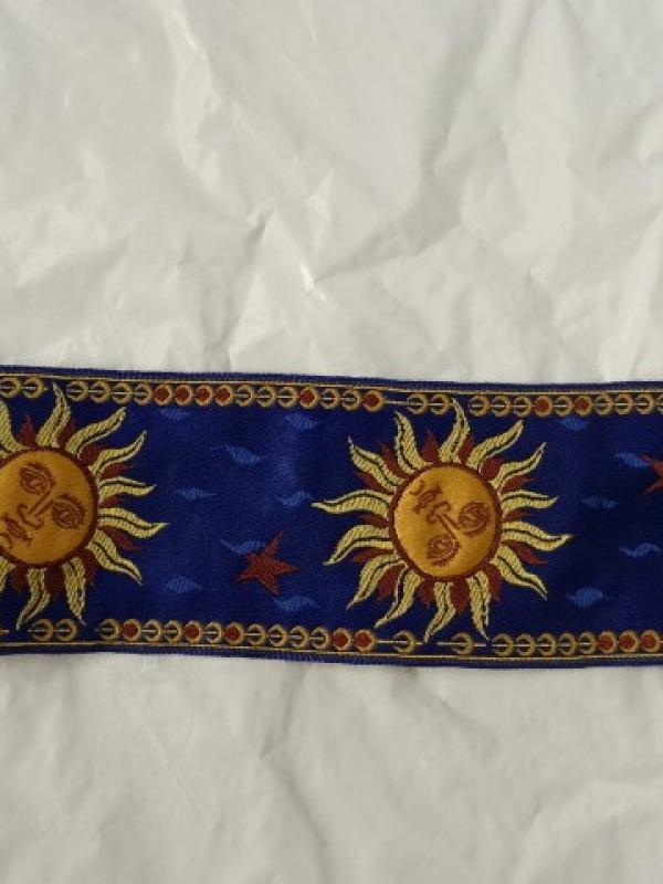 Passementerie soleil personnifie fond bleu 1 