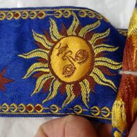 Passementerie soleil personnifie fond bleu 3 