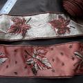Passementerie vieux rose motif feuille brodee 1 