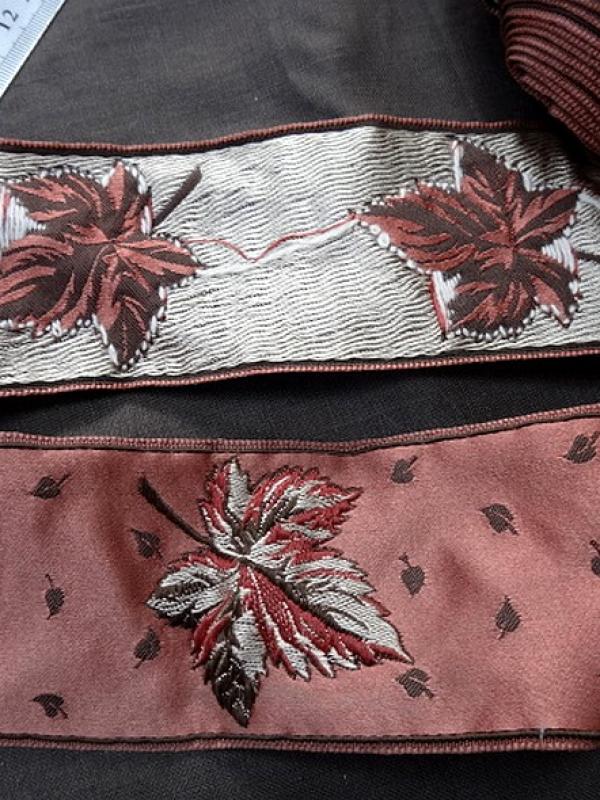 Passementerie vieux rose motif feuille brodee 1 